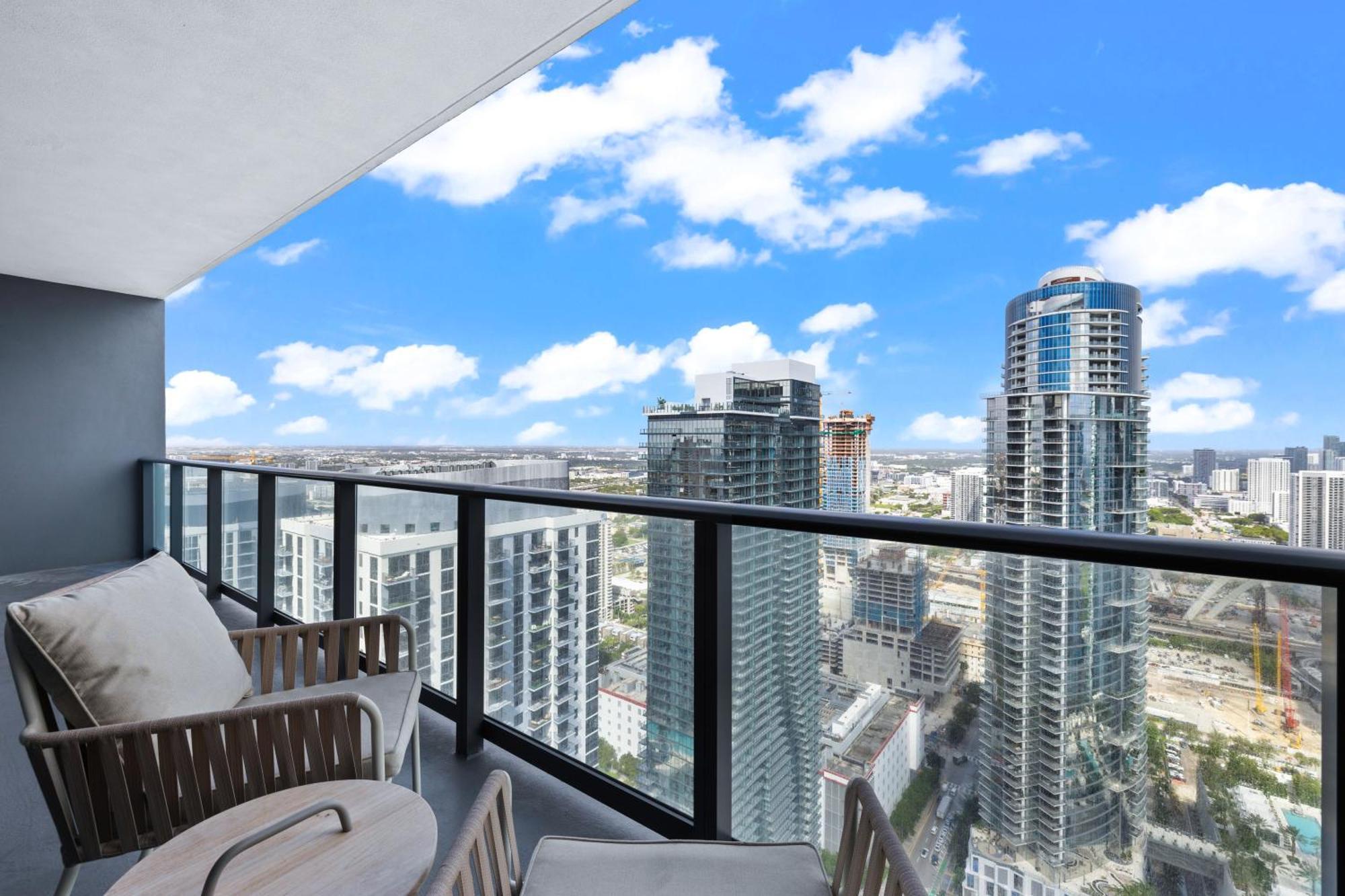 Luxury 45th-floor With Stunning Views Apartment